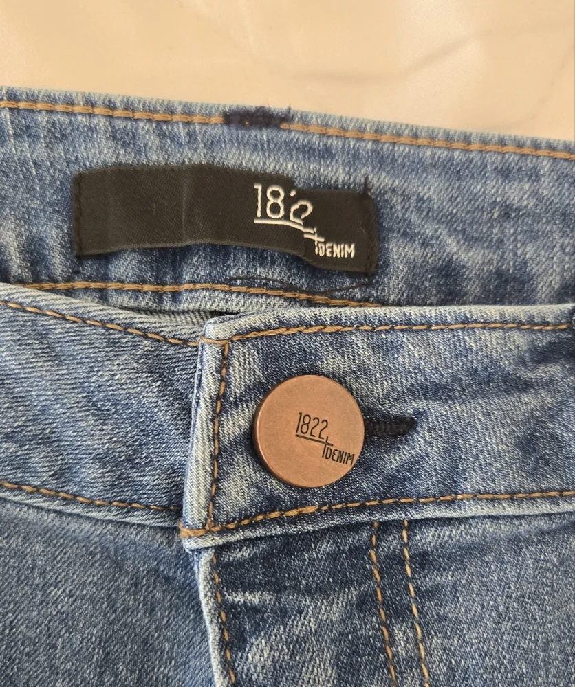 Women's Wide Leg Blue Jeans 30 Inch Inseam. - Picture 3 of 4